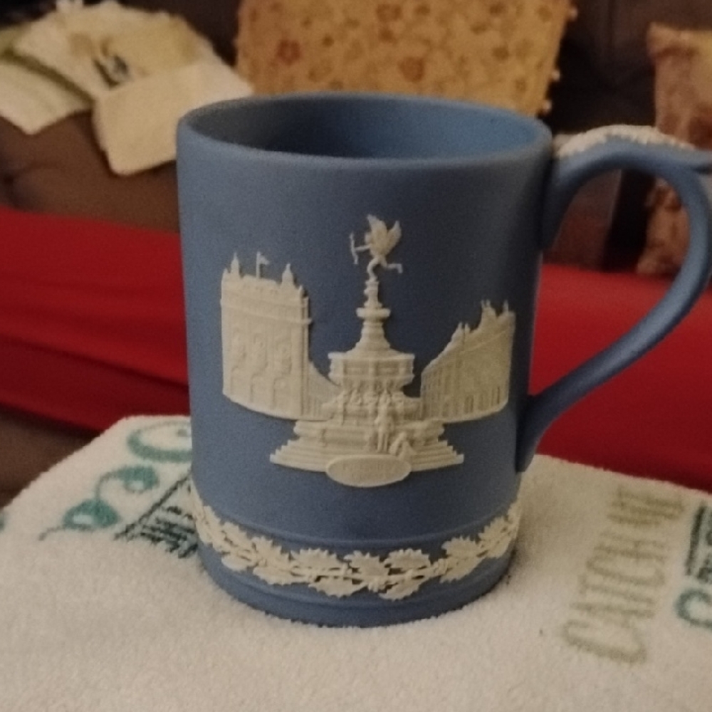 WEDGWOOD 1971 CHRISTMAS LAVENDER Blue TANKARD/Mug with White IMAGES IN AND AROUN